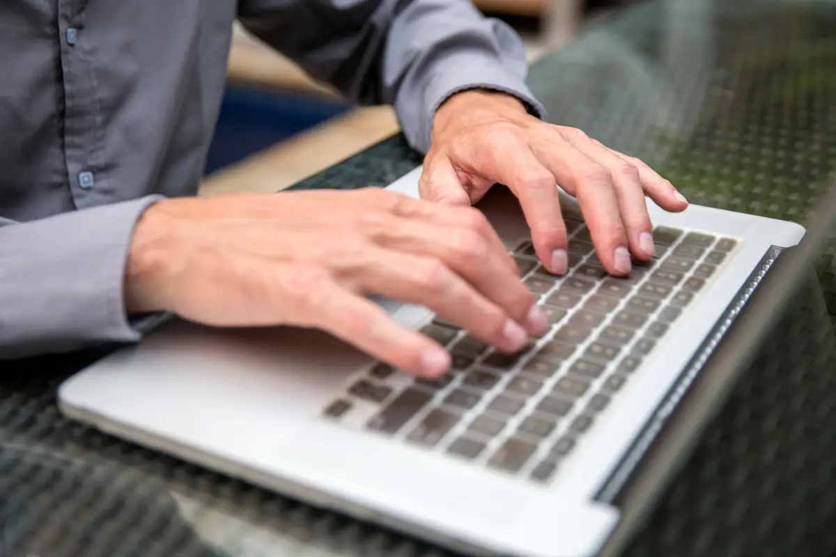 What is a Legal Notice: A Comprehensive Guide 5 Infographic listing benefits of replying to a legal notice, explaining what is a legal notice and why responding prevents escalation and protects rights.